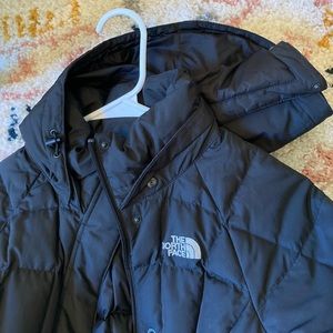 Small North Face puff jacket with removable hood, black color